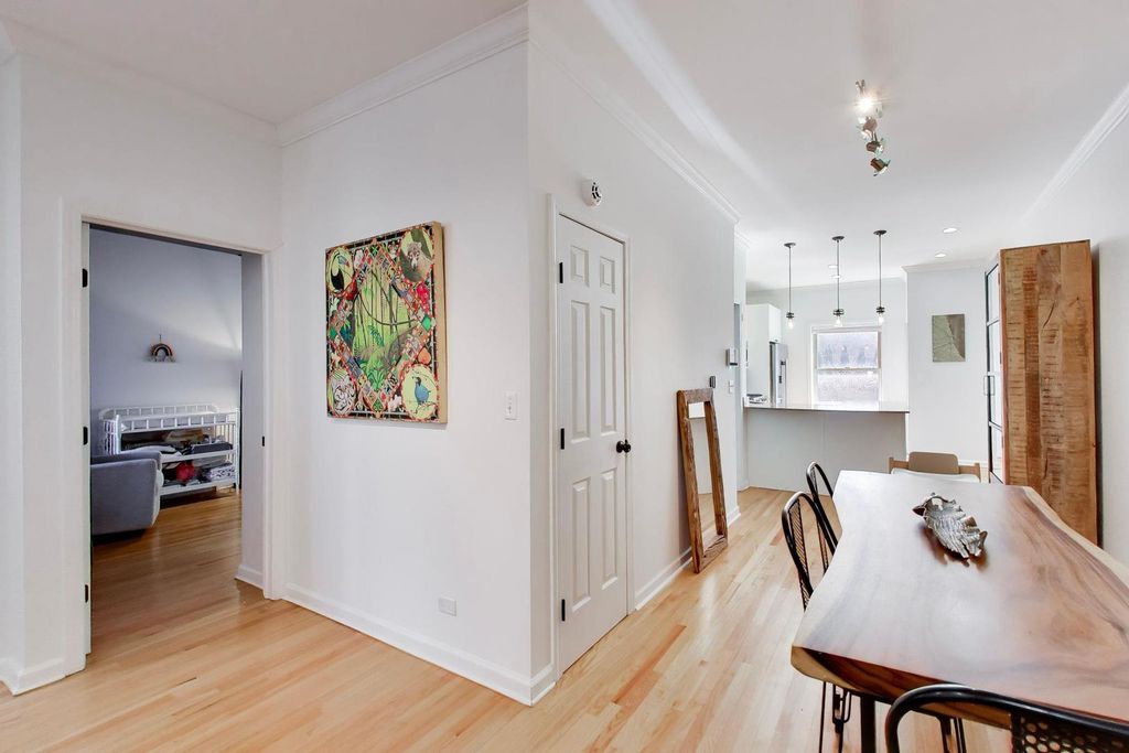 Image 17 of property listing at 1953 W FOSTER Avenue 1, Chicago, IL 60640