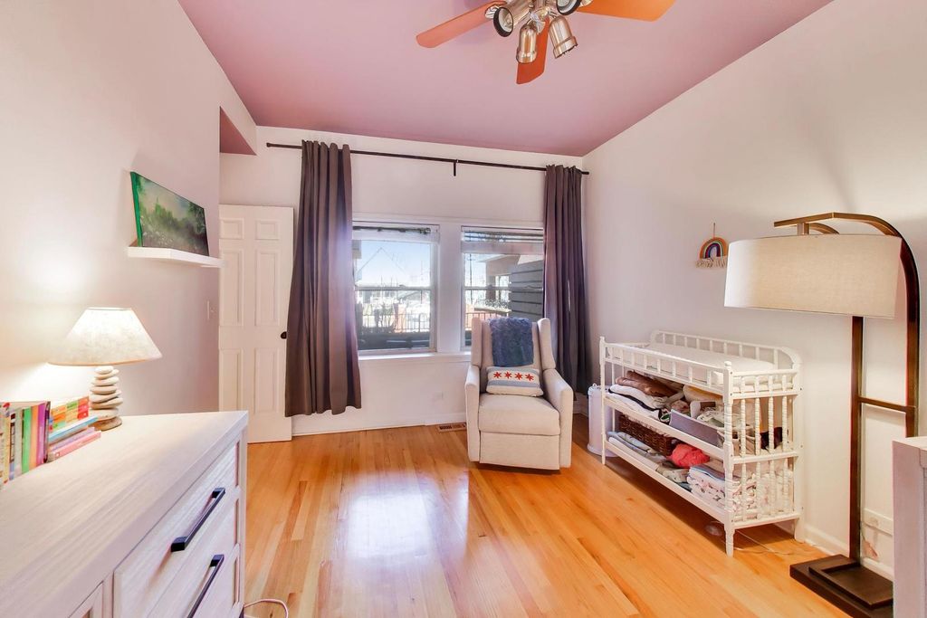 Image 19 of property listing at 1953 W FOSTER Avenue 1, Chicago, IL 60640
