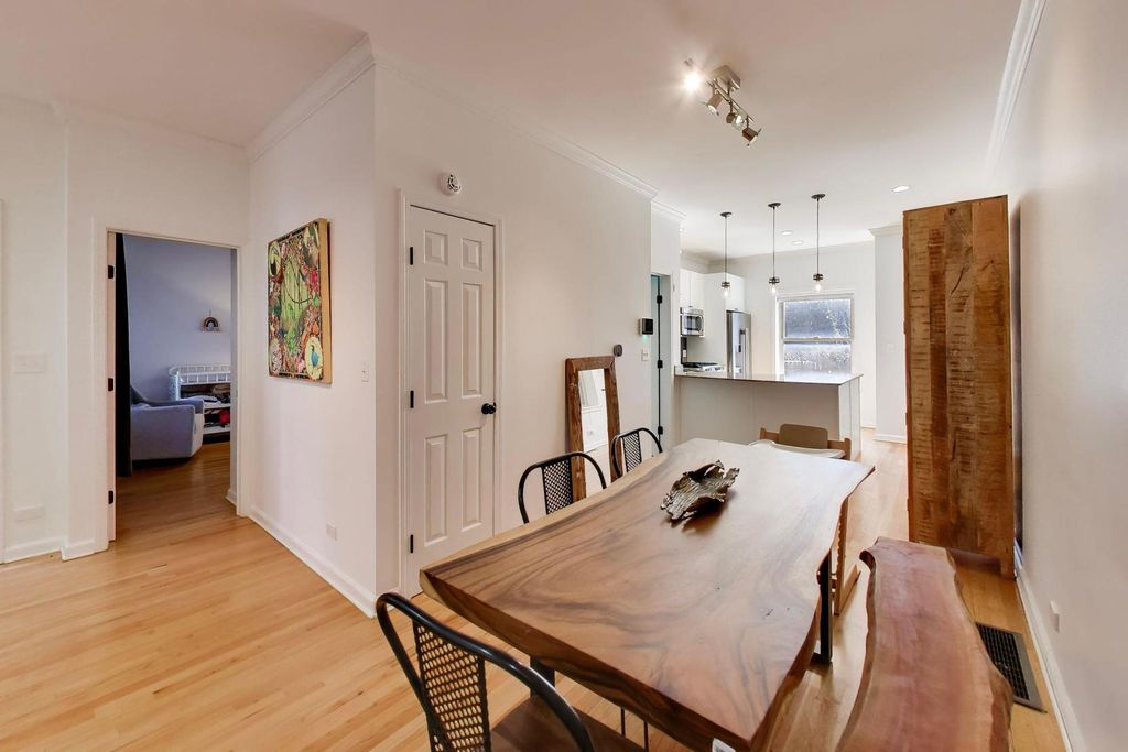 Image 20 of property listing at 1953 W FOSTER Avenue 1, Chicago, IL 60640