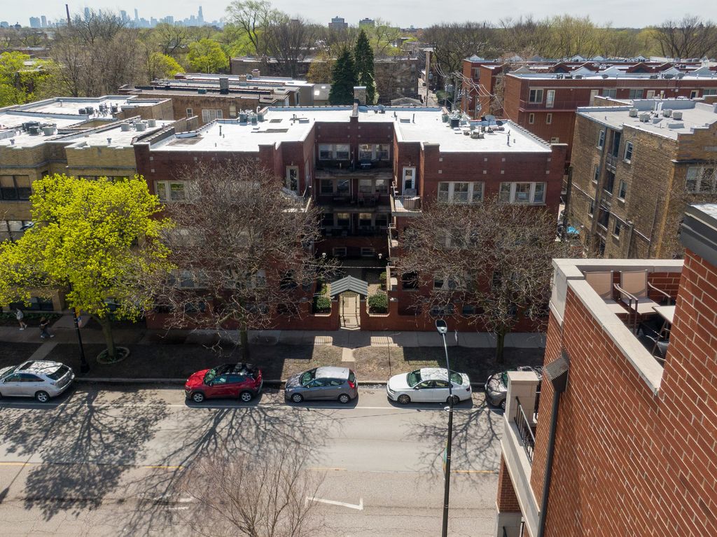 Image 3 of property listing at 1953 W FOSTER Avenue 1, Chicago, IL 60640