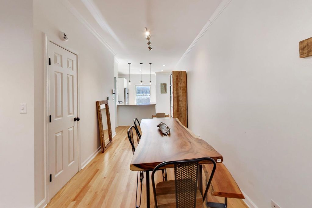Image 21 of property listing at 1953 W FOSTER Avenue 1, Chicago, IL 60640
