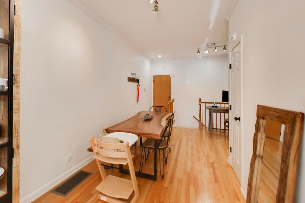Image 22 of property listing at 1953 W FOSTER Avenue 1, Chicago, IL 60640