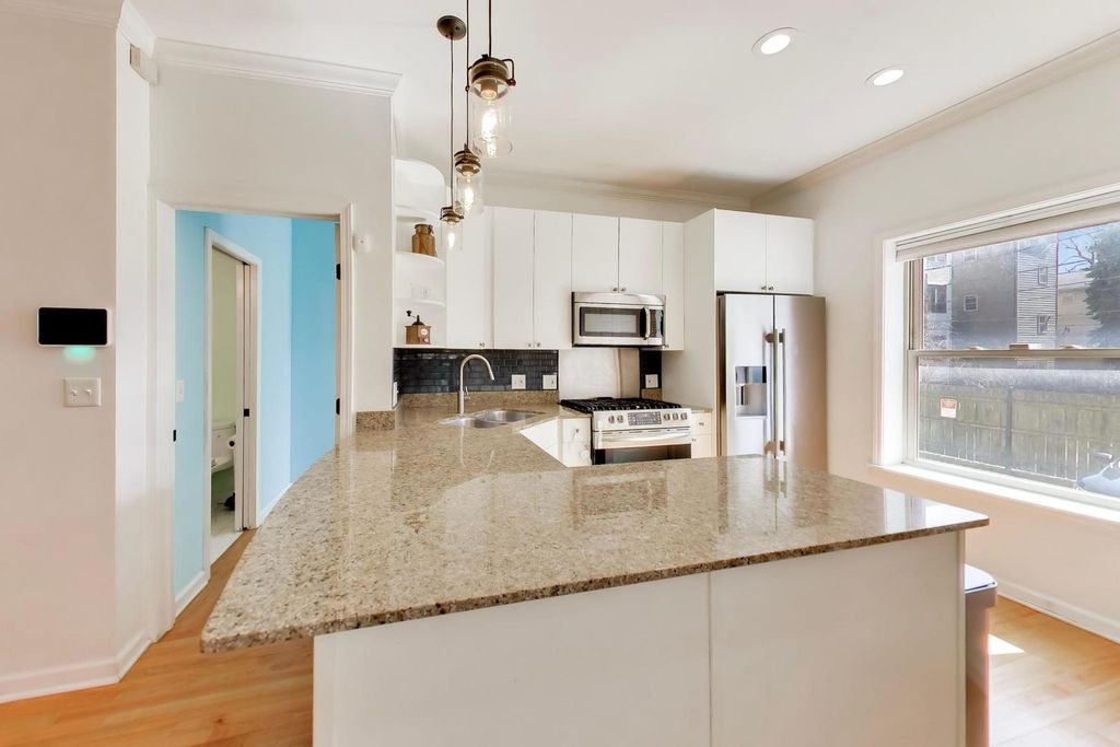 Image 23 of property listing at 1953 W FOSTER Avenue 1, Chicago, IL 60640