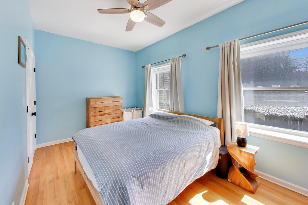 Image 24 of property listing at 1953 W FOSTER Avenue 1, Chicago, IL 60640