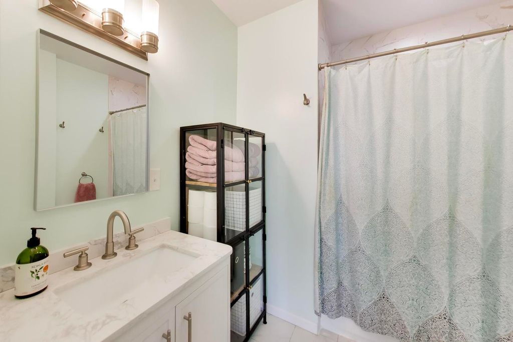 Image 26 of property listing at 1953 W FOSTER Avenue 1, Chicago, IL 60640