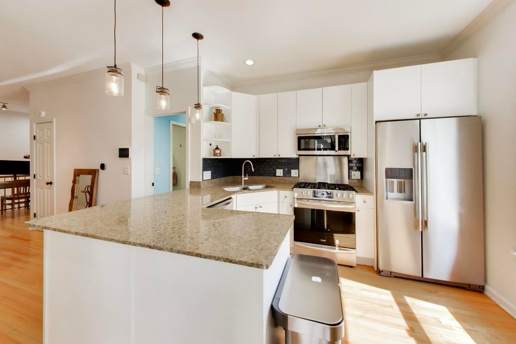Image 27 of property listing at 1953 W FOSTER Avenue 1, Chicago, IL 60640