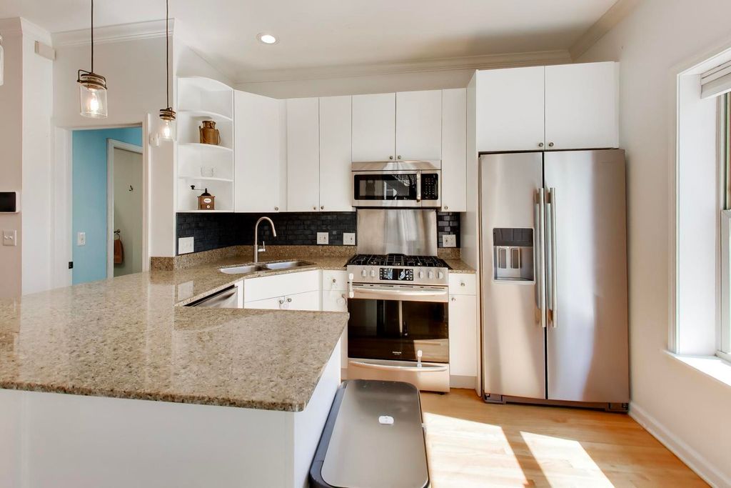 Image 28 of property listing at 1953 W FOSTER Avenue 1, Chicago, IL 60640