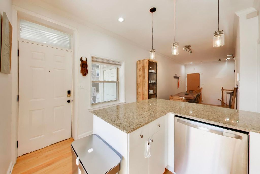 Image 29 of property listing at 1953 W FOSTER Avenue 1, Chicago, IL 60640