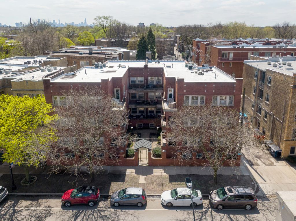 Image 4 of property listing at 1953 W FOSTER Avenue 1, Chicago, IL 60640
