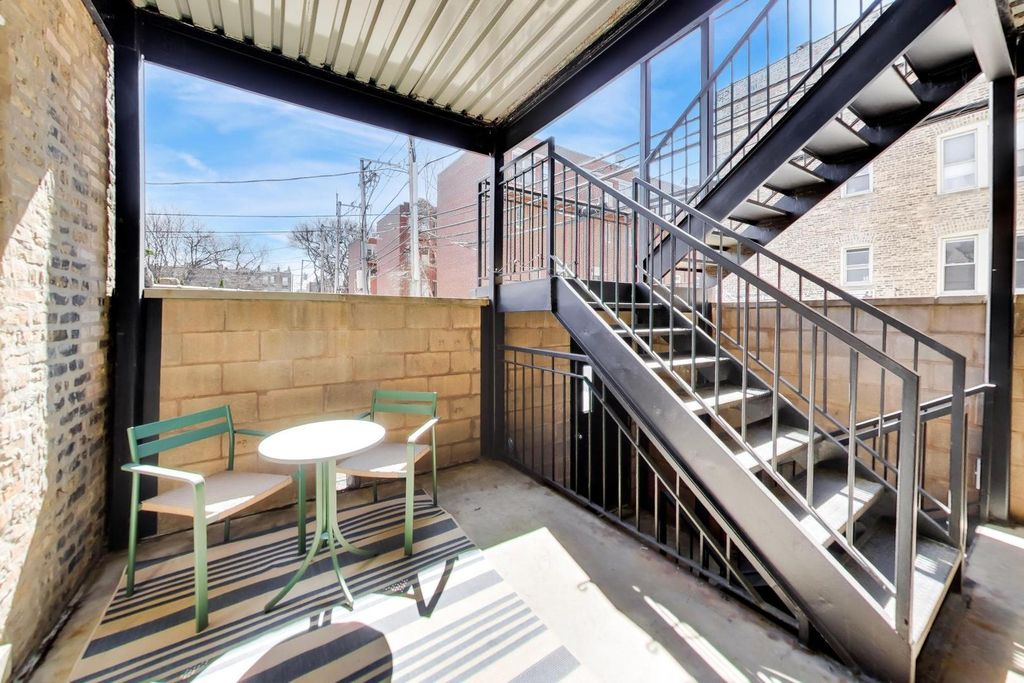 Image 31 of property listing at 1953 W FOSTER Avenue 1, Chicago, IL 60640