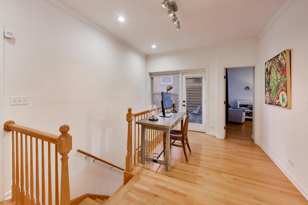 Image 32 of property listing at 1953 W FOSTER Avenue 1, Chicago, IL 60640