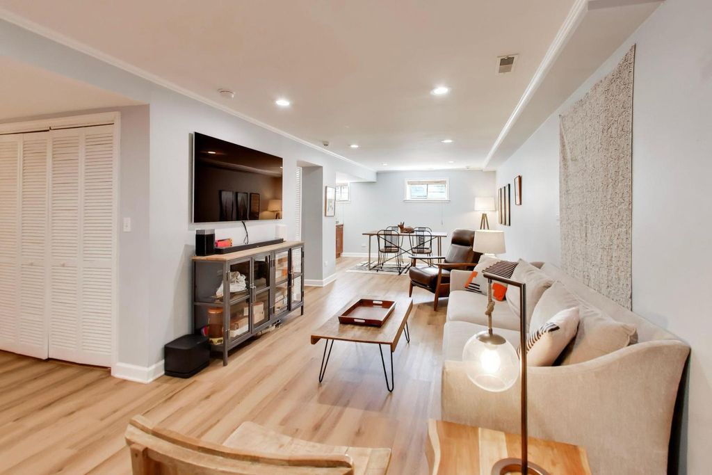 Image 34 of property listing at 1953 W FOSTER Avenue 1, Chicago, IL 60640