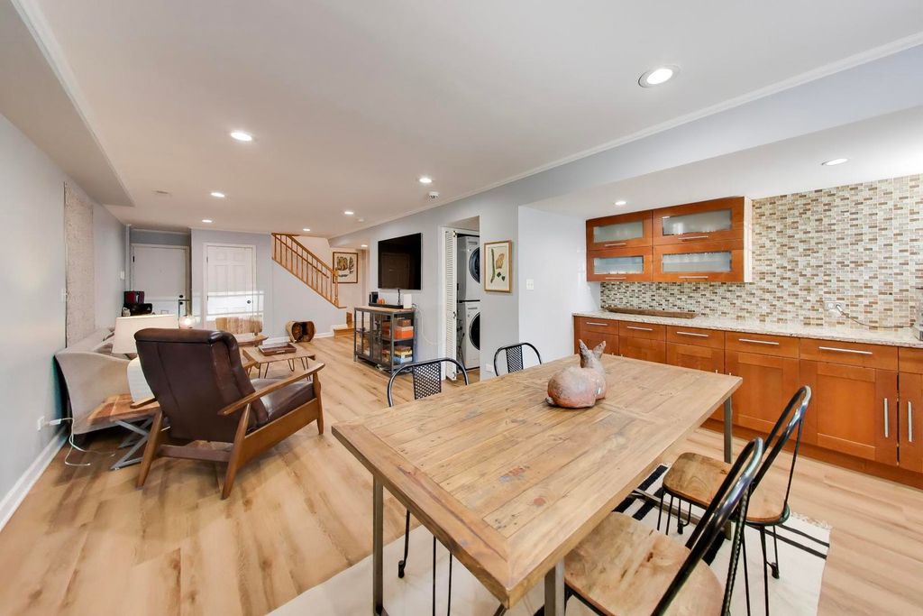 Image 36 of property listing at 1953 W FOSTER Avenue 1, Chicago, IL 60640