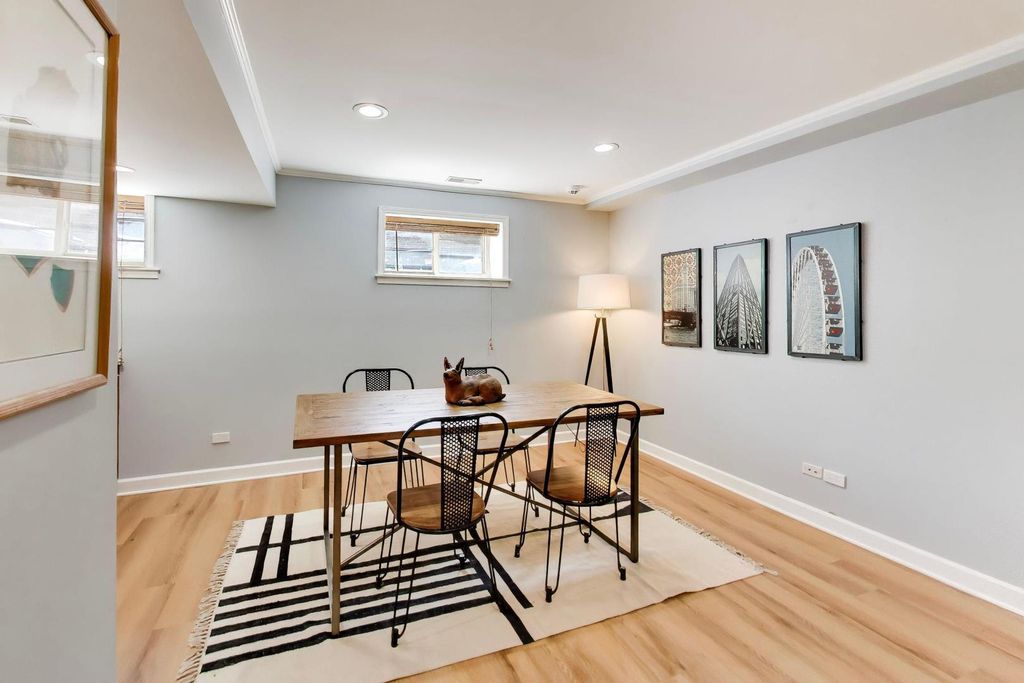 Image 38 of property listing at 1953 W FOSTER Avenue 1, Chicago, IL 60640