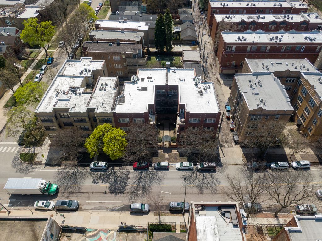 Image 5 of property listing at 1953 W FOSTER Avenue 1, Chicago, IL 60640