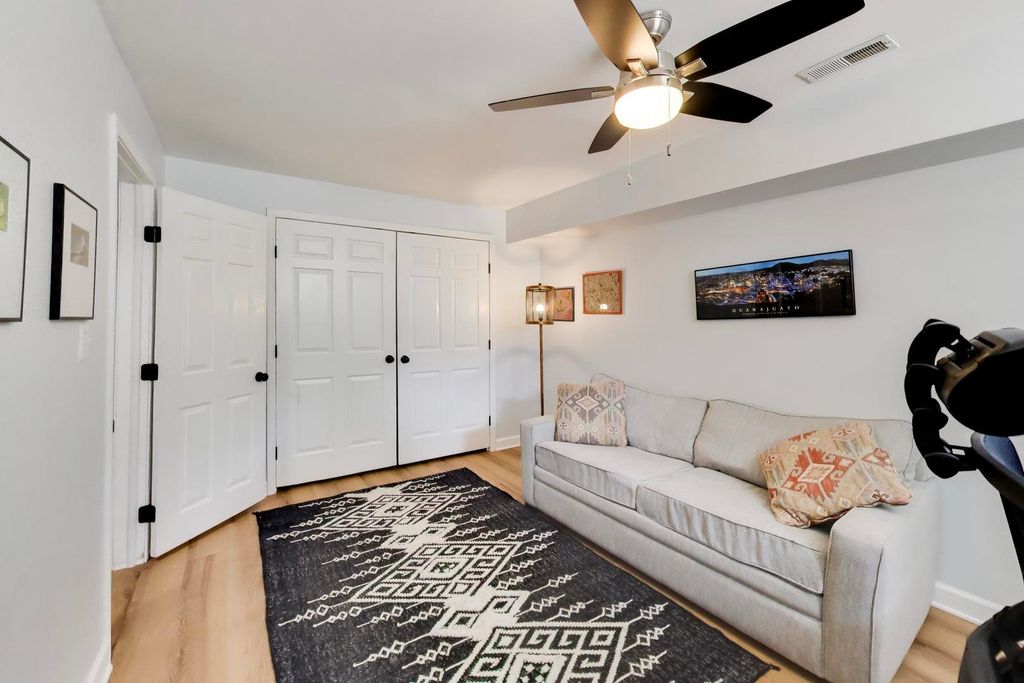 Image 41 of property listing at 1953 W FOSTER Avenue 1, Chicago, IL 60640