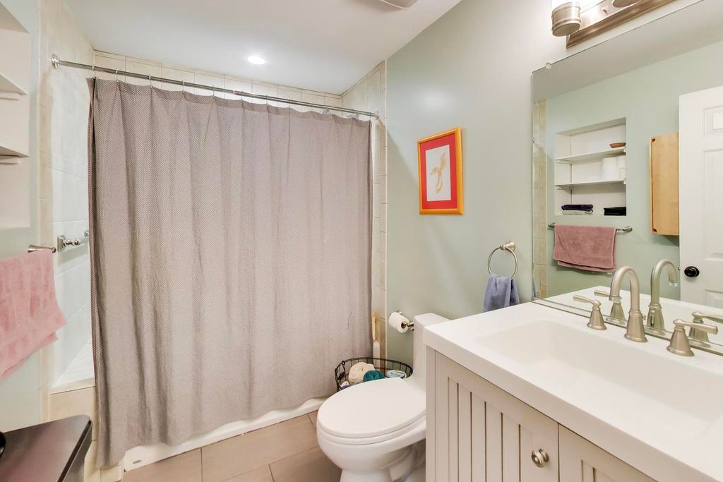 Image 42 of property listing at 1953 W FOSTER Avenue 1, Chicago, IL 60640