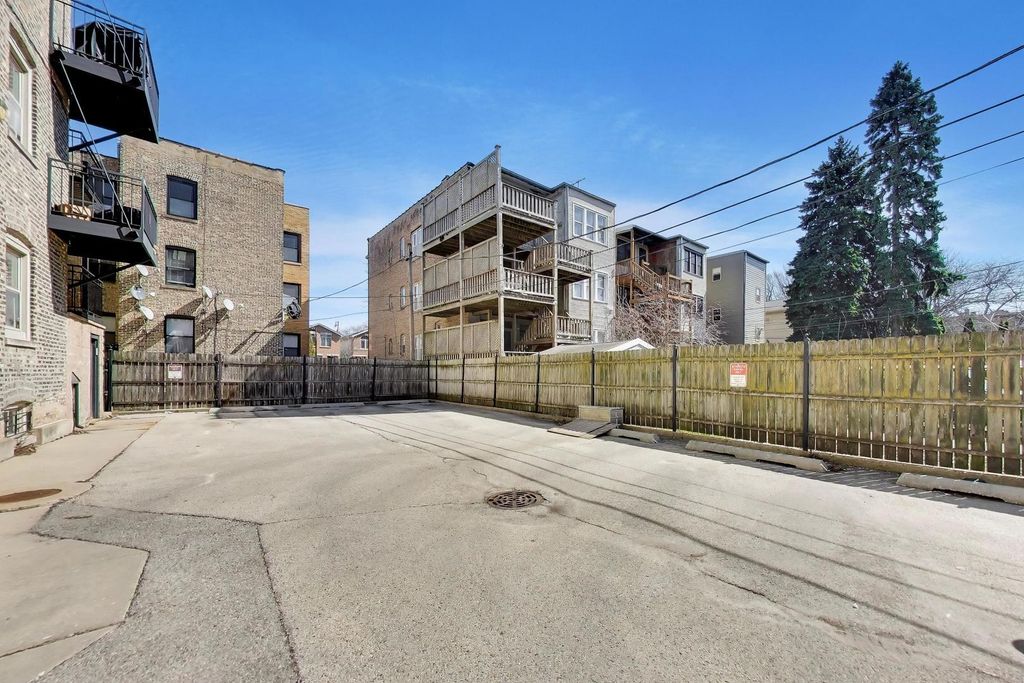 Image 43 of property listing at 1953 W FOSTER Avenue 1, Chicago, IL 60640
