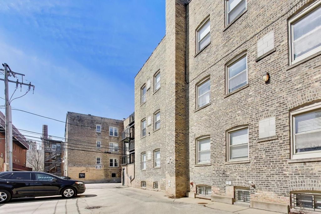 Image 44 of property listing at 1953 W FOSTER Avenue 1, Chicago, IL 60640