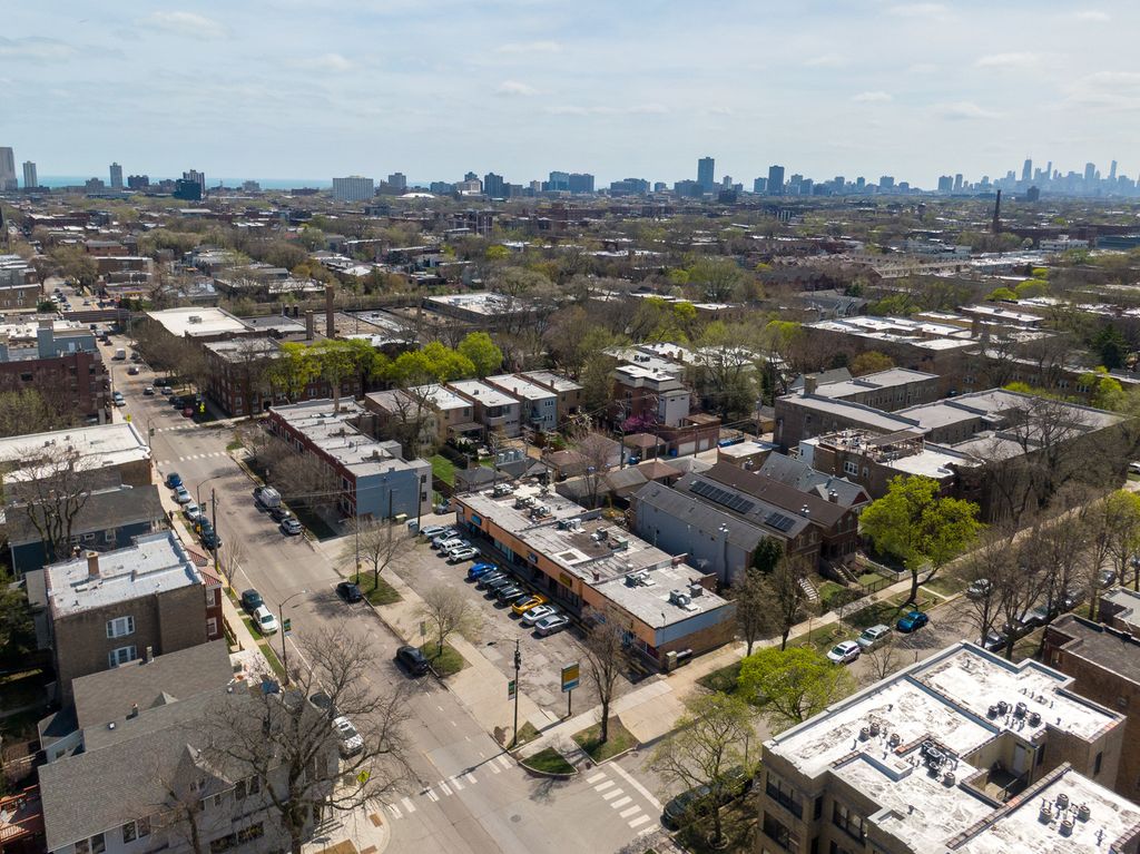 Image 45 of property listing at 1953 W FOSTER Avenue 1, Chicago, IL 60640