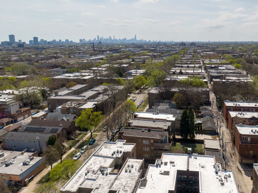 Image 46 of property listing at 1953 W FOSTER Avenue 1, Chicago, IL 60640