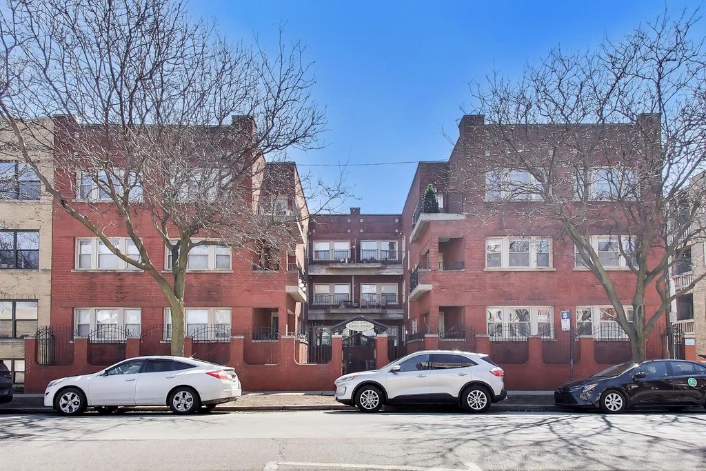 Image 6 of property listing at 1953 W FOSTER Avenue 1, Chicago, IL 60640