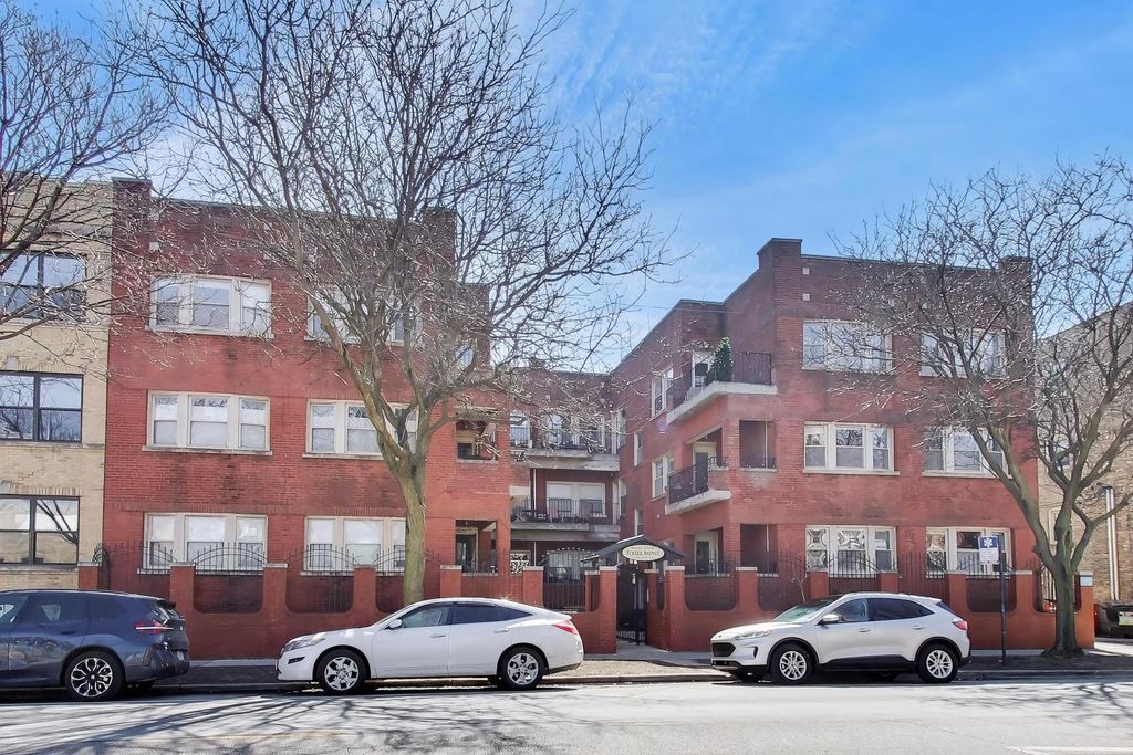 Image 7 of property listing at 1953 W FOSTER Avenue 1, Chicago, IL 60640