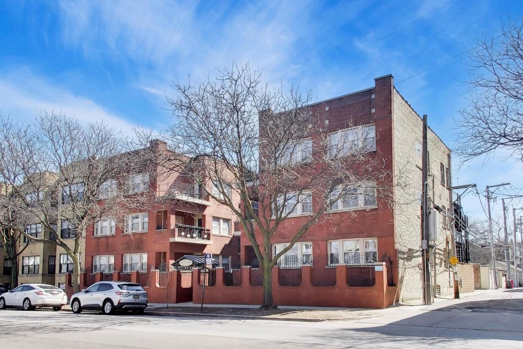 Image 8 of property listing at 1953 W FOSTER Avenue 1, Chicago, IL 60640