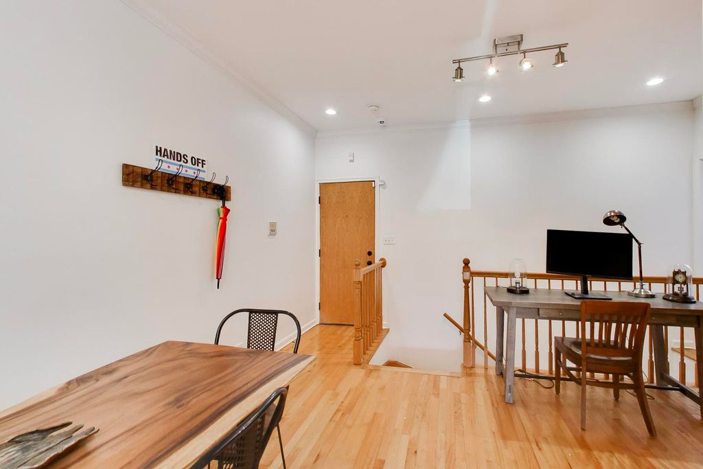 Image 9 of property listing at 1953 W FOSTER Avenue 1, Chicago, IL 60640