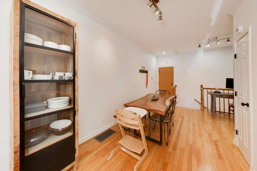 Image 10 of property listing at 1953 W FOSTER Avenue 1, Chicago, IL 60640