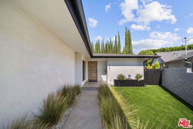 15431 Milbank Street, Encino (los Angeles), CA 91436