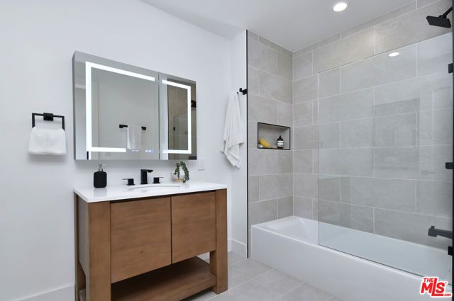 15431 Milbank Street, Encino (los Angeles), CA 91436