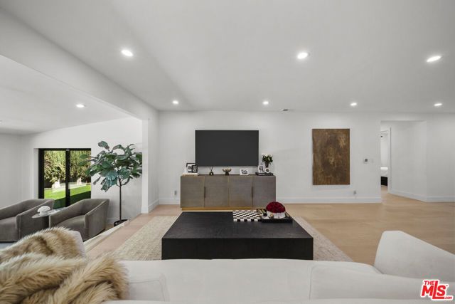 15431 Milbank Street, Encino (los Angeles), CA 91436