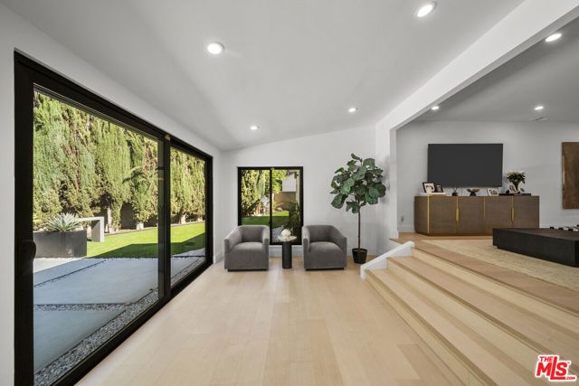 15431 Milbank Street, Encino (los Angeles), CA 91436