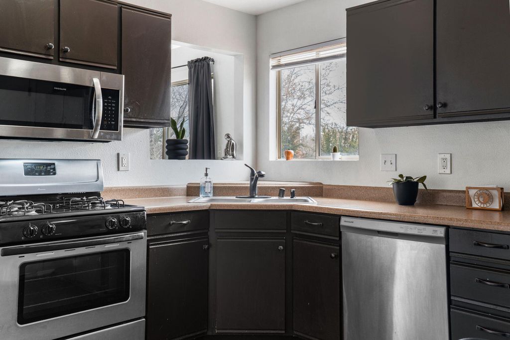 Image 14 of property listing at 1633 Twinberry Drive NE, Rio Rancho, NM 87144