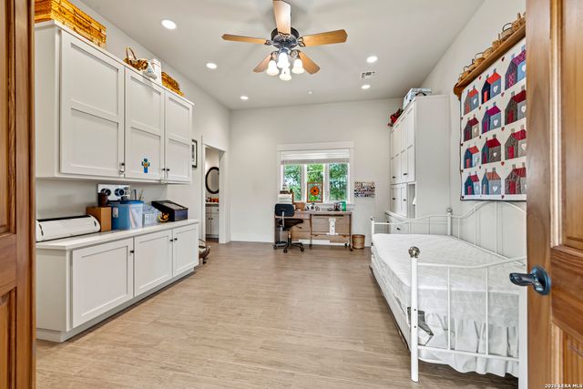 957 Cedar Hills, Fredericksburg, TX 78624