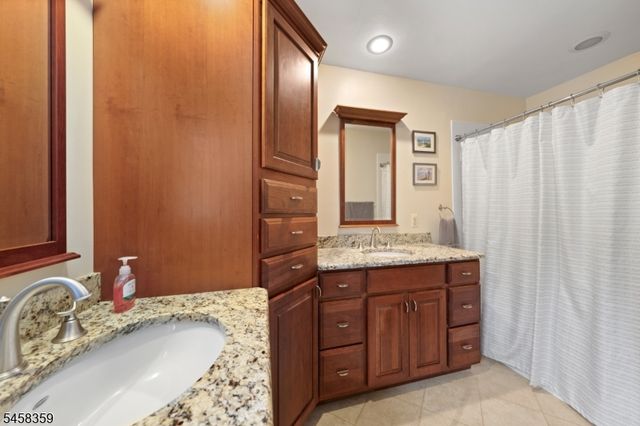 74 Grayrock Rd, Clinton Twp., NJ 08809