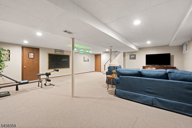 74 Grayrock Rd, Clinton Twp., NJ 08809