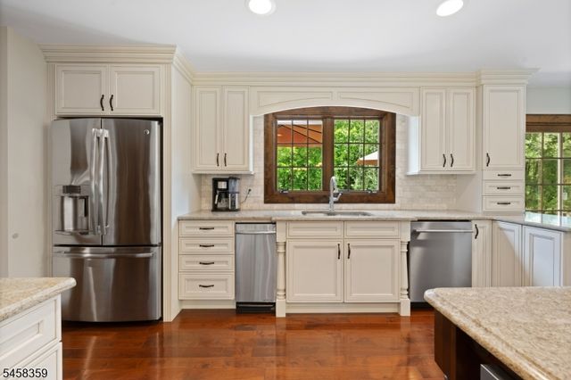 74 Grayrock Rd, Clinton Twp., NJ 08809
