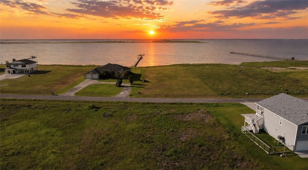 140 Sunrise Dr, Rockport, TX 78382 — photo 2