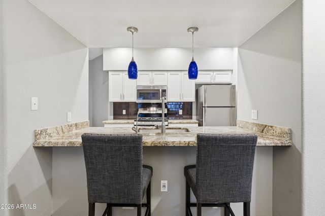 7401 W ARROWHEAD CLUBHOUSE Drive 1012, Glendale, AZ 85308