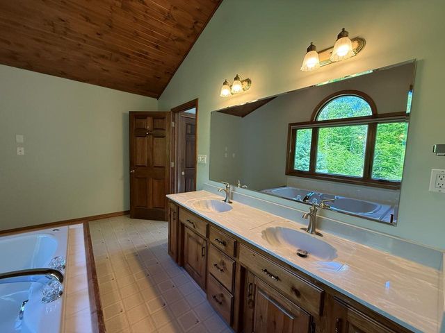 3532 WILDERNESS TRAIL, Suamico, WI 54313