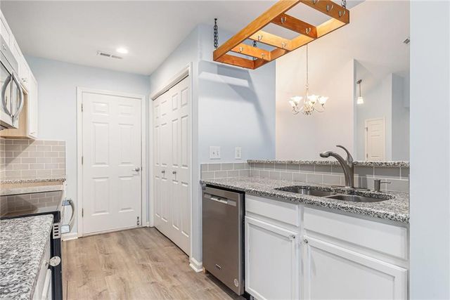 112 Laguna Springs Drive, Woodstock, GA 30188