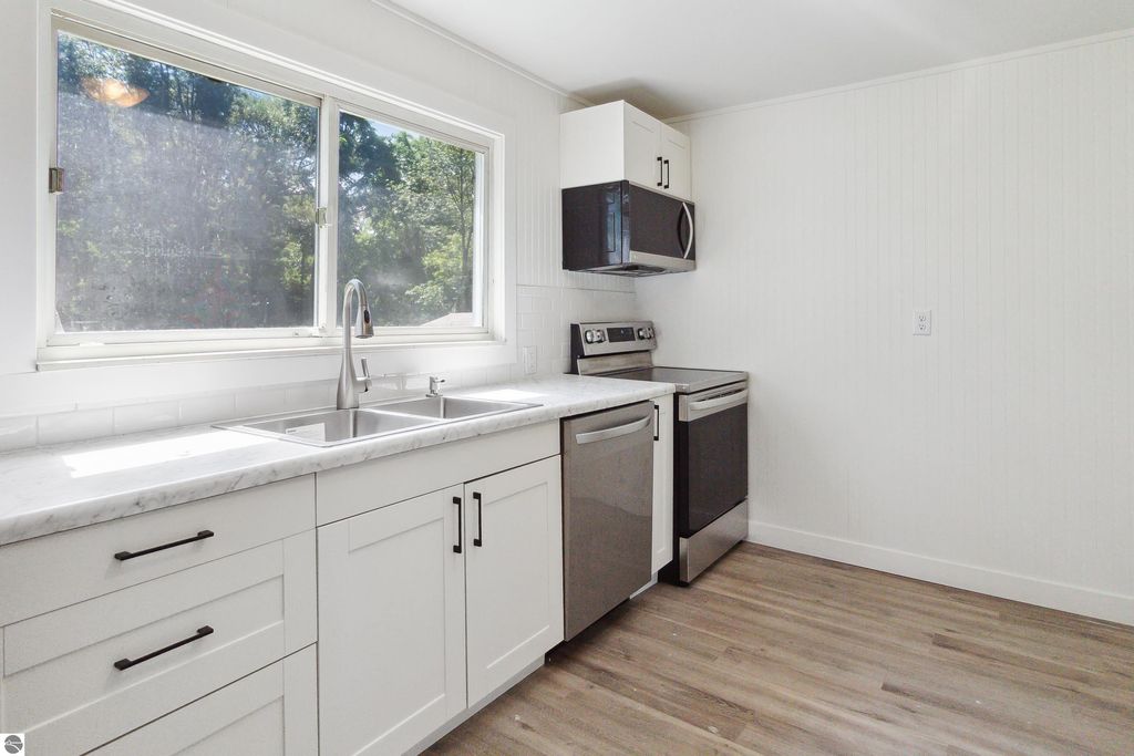 Image 6 of property listing at 158 River Trail Drive, Bay City, MI 48706