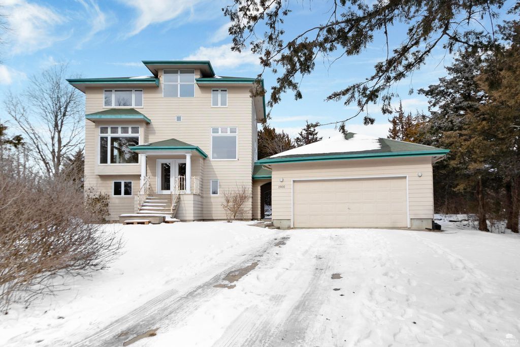 1900 Crescent Drive, Manhattan, KS 66503