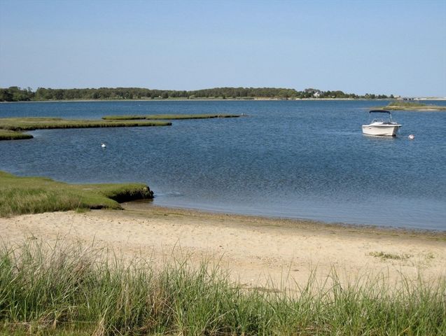 22 Old Harbor Lane, Oak Bluffs, MA 02557