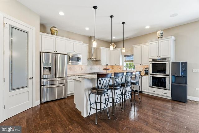 140 WOODS EDGE DR, Hummelstown, PA 17036