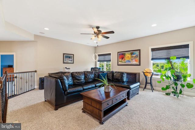 140 WOODS EDGE DR, Hummelstown, PA 17036