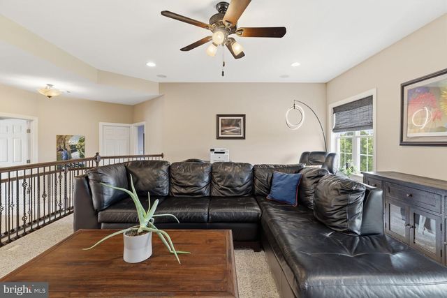 140 WOODS EDGE DR, Hummelstown, PA 17036
