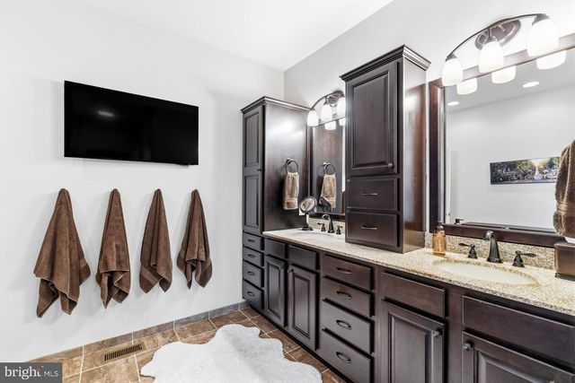 140 WOODS EDGE DR, Hummelstown, PA 17036